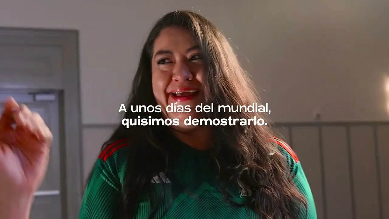 Fotograma de la campaña «México de mi vida»: la afición y los jugadores de la Selección Mexicana con el titular PACTO.