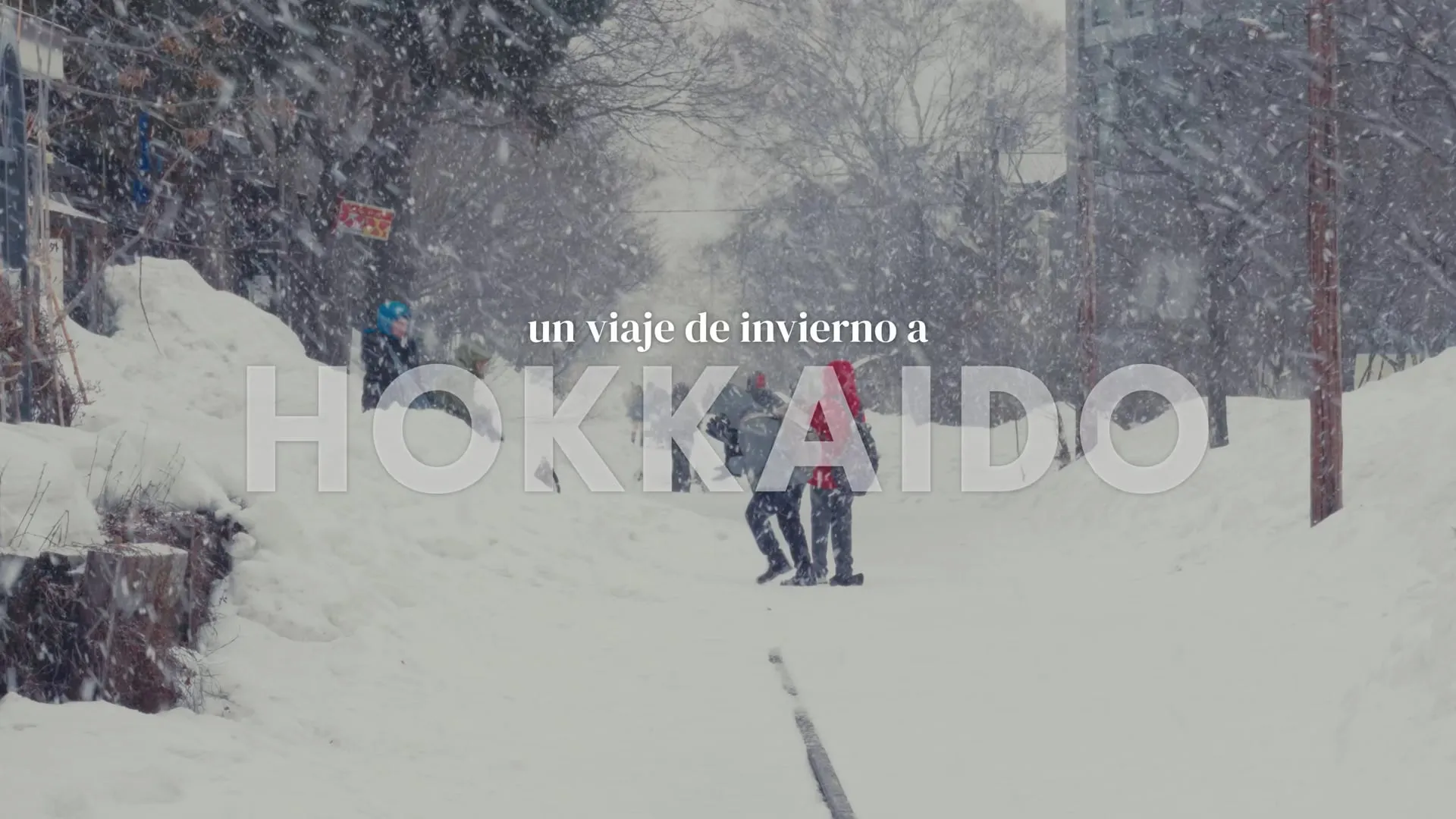 Calle nevada en Hokkaido con el título «un viaje de invierno a Hokkaido».