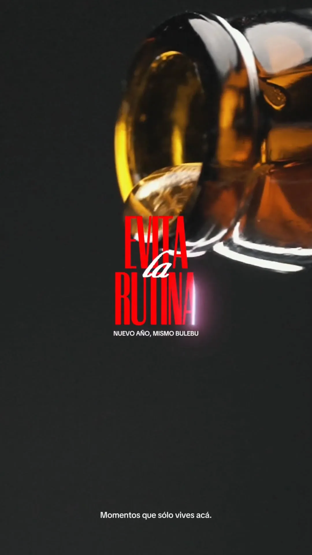 Primer plano de una botella de cristal ámbar sobre fondo negro, con el titular rojo «Evita la rutina» y el texto «Nuevo año, mismo Bulebu».